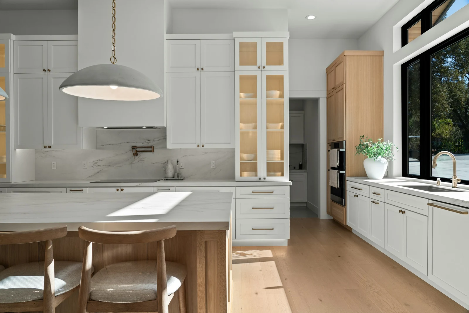 Inspiración: cocina luminosa en blanco y madera, fotografía de catálogo